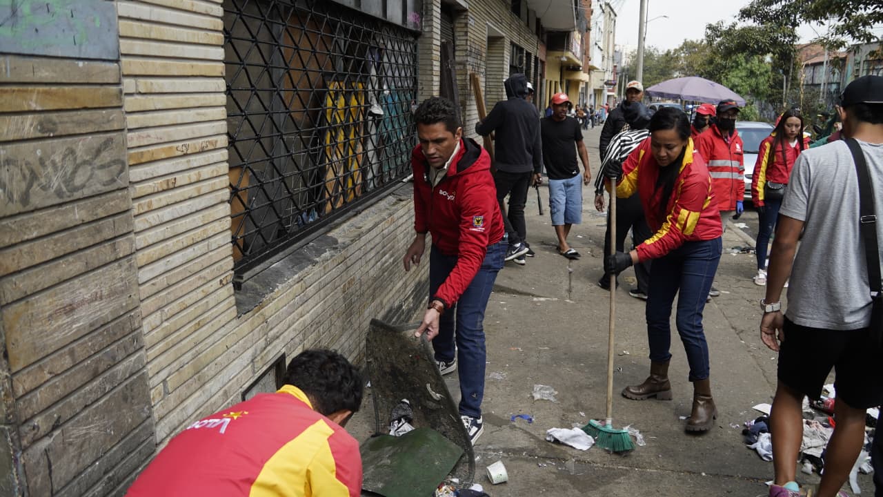Intervención en punto crítico de basuras en el barrio Santa Fe deja 10 toneladas de residuos recolectadas y cuatro cuadras recuperadas Intervención en punto crítico de basuras en el barrio Santa Fe deja 10 toneladas de residuos recolectadas y cuatro cuadras recuperadas
