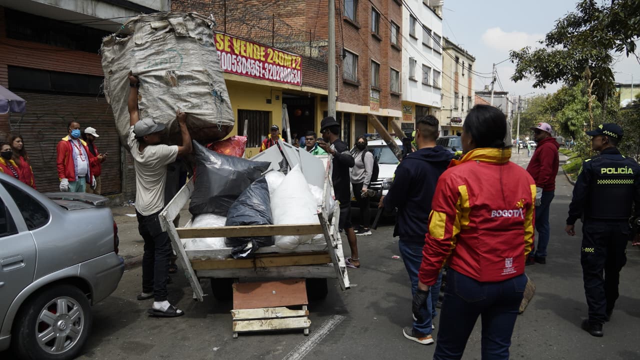 Intervención en punto crítico de basuras en el barrio Santa Fe deja 10 toneladas de residuos recolectadas y cuatro cuadras recuperadas Intervención en punto crítico de basuras en el barrio Santa Fe deja 10 toneladas de residuos recolectadas y cuatro cuadras recuperadas