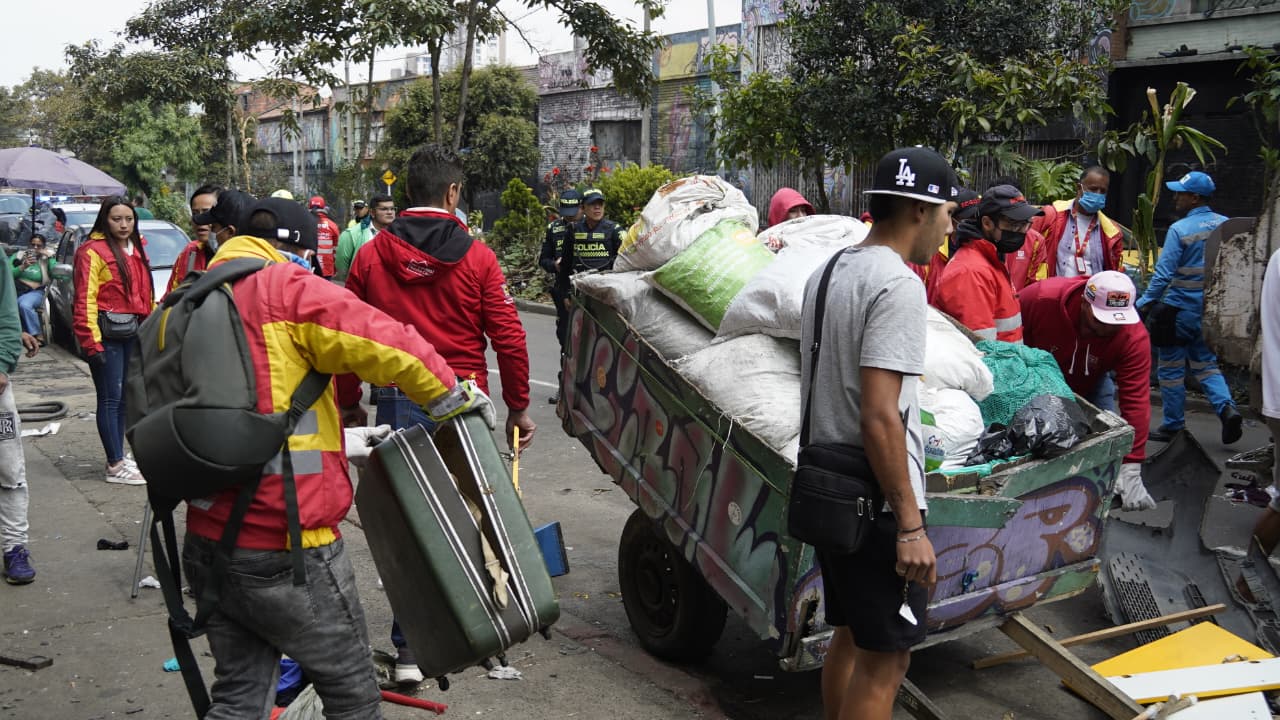 Intervención en punto crítico de basuras en el barrio Santa Fe deja 10 toneladas de residuos recolectadas y cuatro cuadras recuperadas Intervención en punto crítico de basuras en el barrio Santa Fe deja 10 toneladas de residuos recolectadas y cuatro cuadras recuperadas