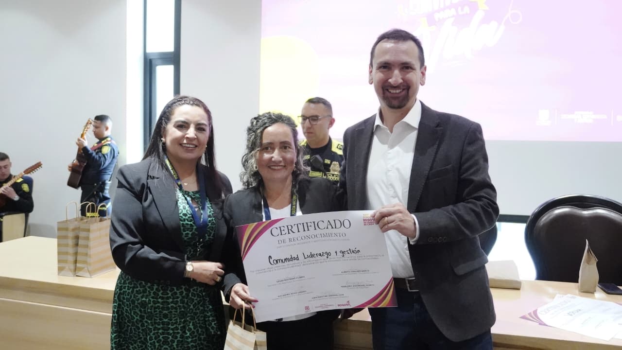 Bogotá reconoció a líderes comunitarios que mejoran la seguridad y la convivencia en sus territorios Bogotá reconoció a líderes comunitarios que mejoran la seguridad y la convivencia en sus territorios