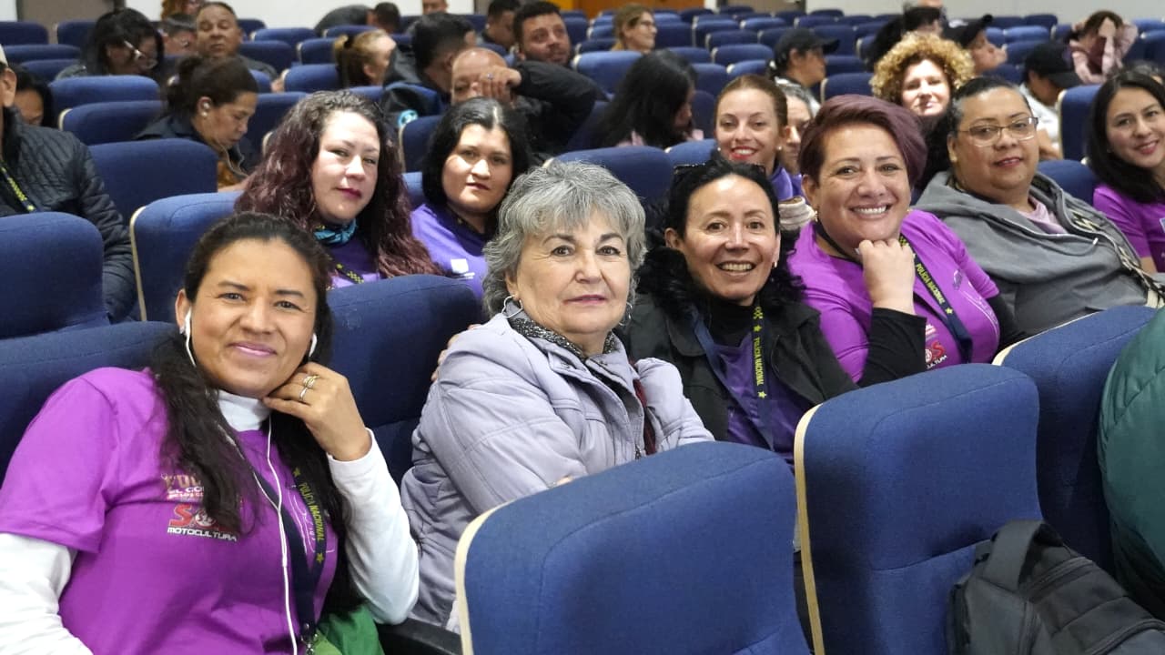 Bogotá reconoció a líderes comunitarios que mejoran la seguridad y la convivencia en sus territorios Bogotá reconoció a líderes comunitarios que mejoran la seguridad y la convivencia en sus territorios