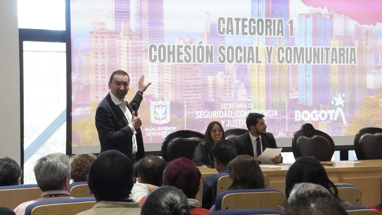 Bogotá reconoció a líderes comunitarios que mejoran la seguridad y la convivencia en sus territorios Bogotá reconoció a líderes comunitarios que mejoran la seguridad y la convivencia en sus territorios