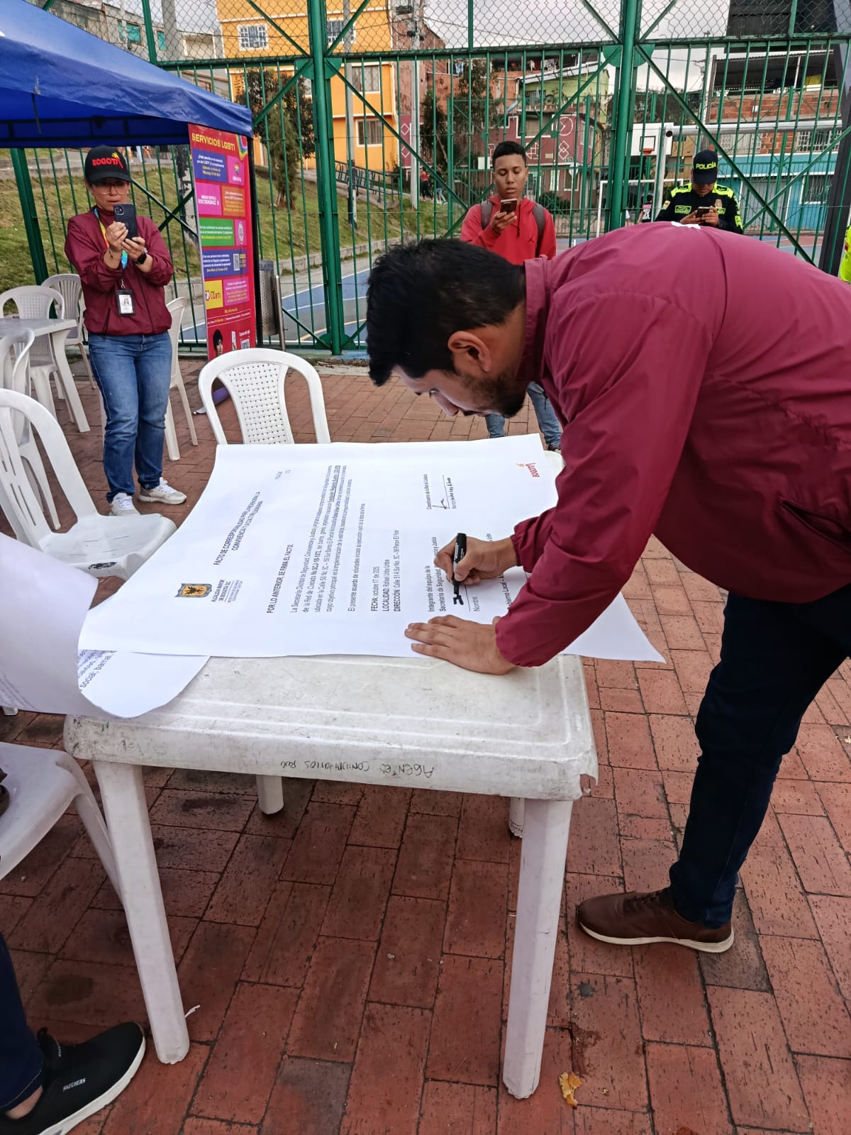 Sectores sociales LGBTI de Rafael Uribe firman pacto con la Secretaría de Seguridad para fortalecer la convivencia y prevenir la violencia Sectores sociales LGBTI de Rafael Uribe firman pacto con la Secretaría de Seguridad para fortalecer la convivencia y prevenir la violencia