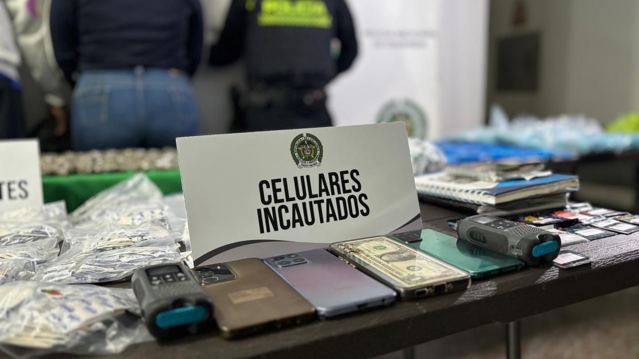 Cayeron “Los Jokers”: más de 4.000 dosis de droga y un arma de fuego incautados en Antonio Nariño Cayeron “Los Jokers”: más de 4.000 dosis de droga y un arma de fuego incautados en Antonio Nariño