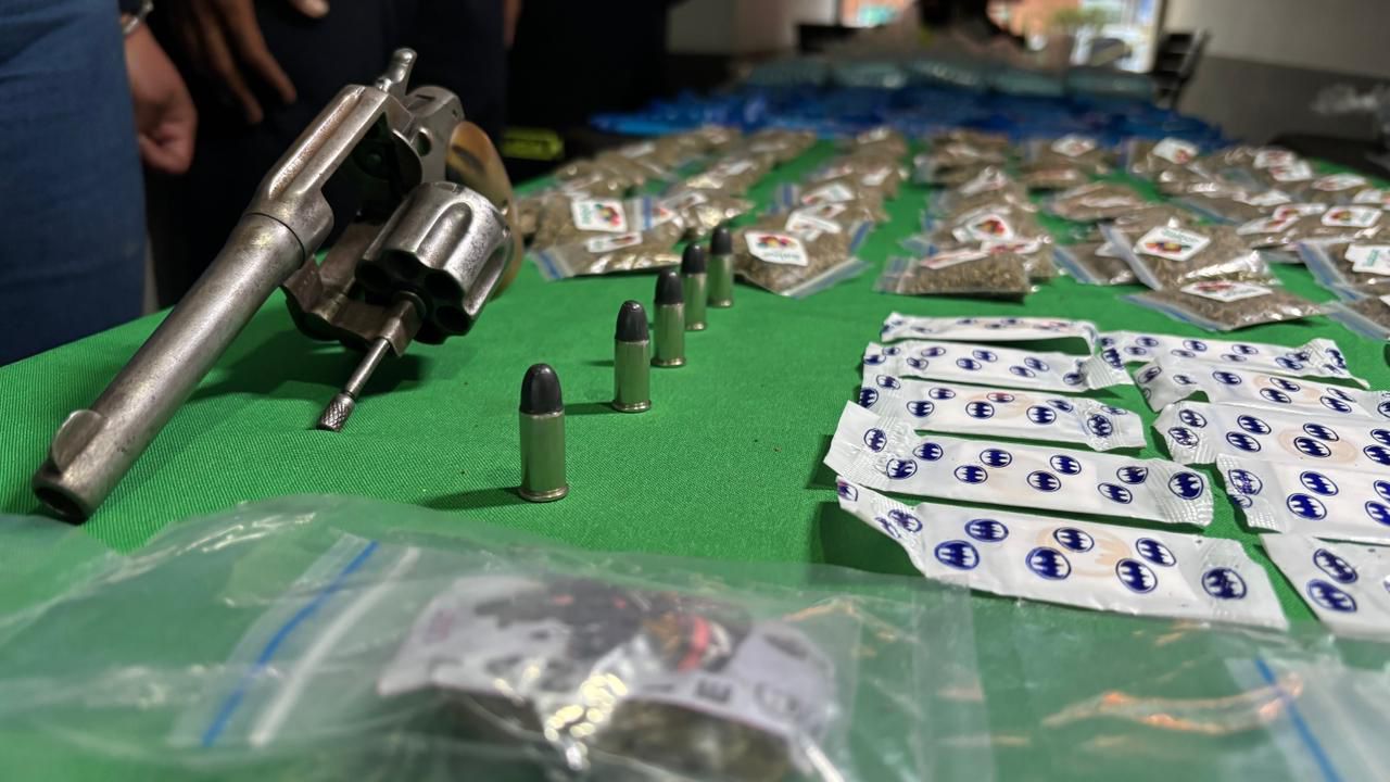 Cayeron “Los Jokers”: más de 4.000 dosis de droga y un arma de fuego incautados en Antonio Nariño Cayeron “Los Jokers”: más de 4.000 dosis de droga y un arma de fuego incautados en Antonio Nariño