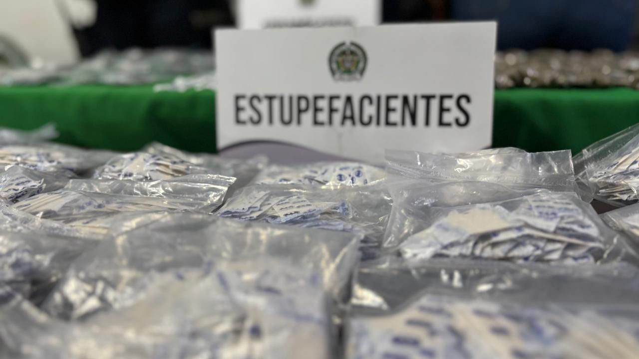 Cayeron “Los Jokers”: más de 4.000 dosis de droga y un arma de fuego incautados en Antonio Nariño Cayeron “Los Jokers”: más de 4.000 dosis de droga y un arma de fuego incautados en Antonio Nariño