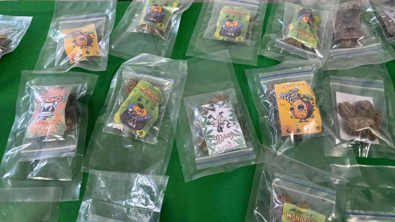 Cayeron “Los Jokers”: más de 4.000 dosis de droga y un arma de fuego incautados en Antonio Nariño Cayeron “Los Jokers”: más de 4.000 dosis de droga y un arma de fuego incautados en Antonio Nariño
