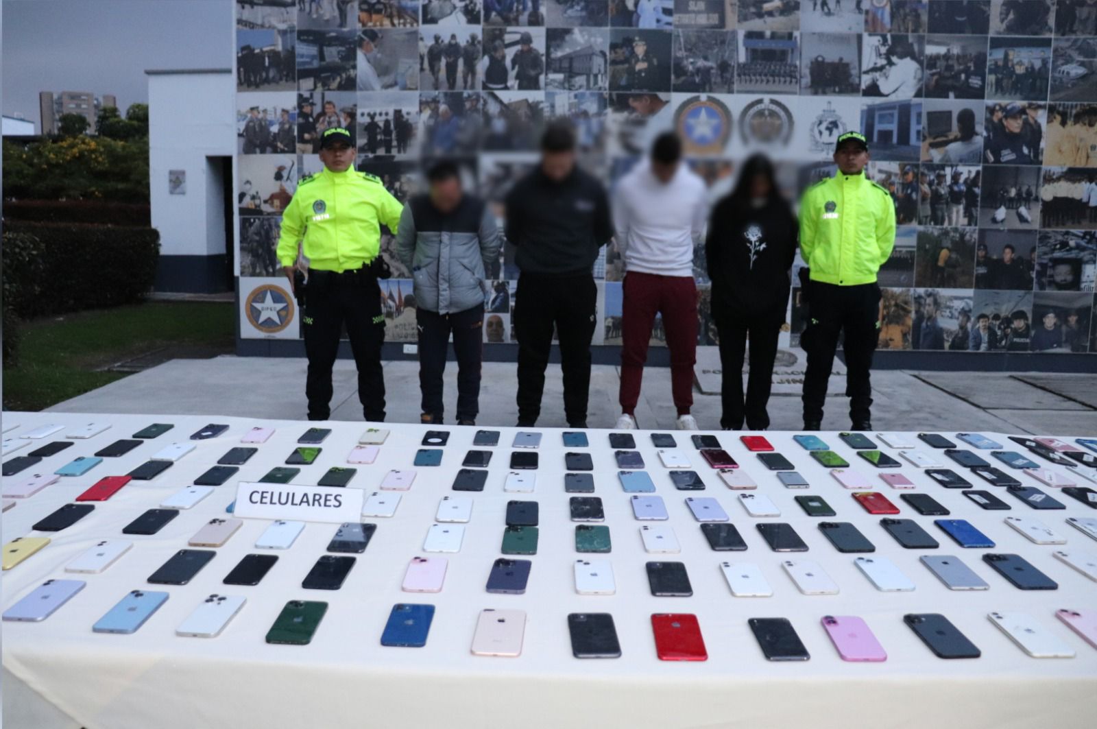 Cuatro hombres capturados junto a dos policías