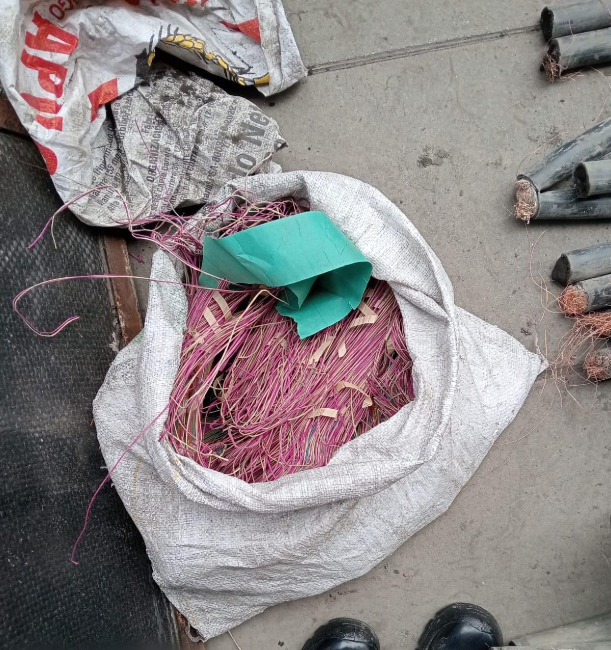 Atrapados bajo tierra hurtando cable de cobre: así cayeron ‘Los Topos’ en el transporte masivo Atrapados bajo tierra hurtando cable de cobre: así cayeron ‘Los Topos’ en el transporte masivo