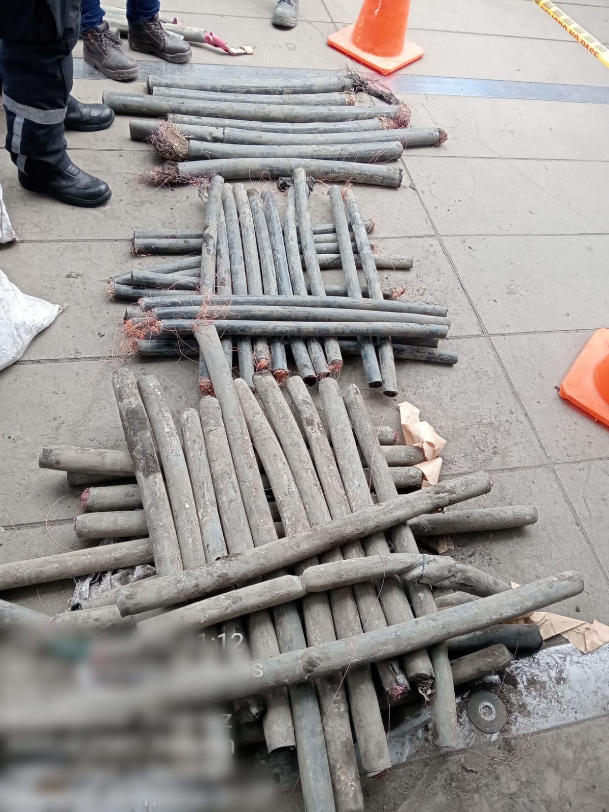 Atrapados bajo tierra hurtando cable de cobre: así cayeron ‘Los Topos’ en el transporte masivo Atrapados bajo tierra hurtando cable de cobre: así cayeron ‘Los Topos’ en el transporte masivo