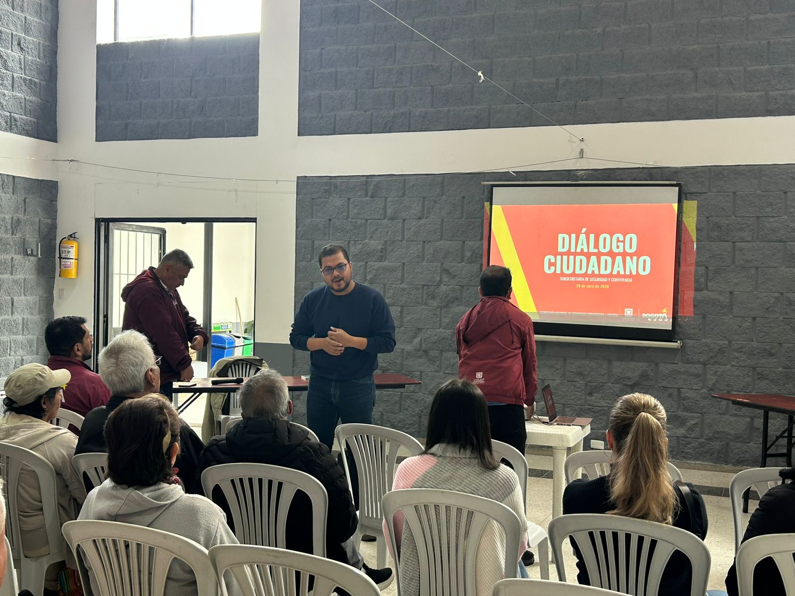 Un hombre dando una charla 