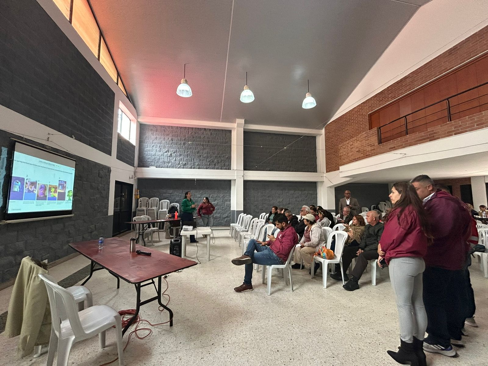 Varias personas viendo una pantalla de televisión