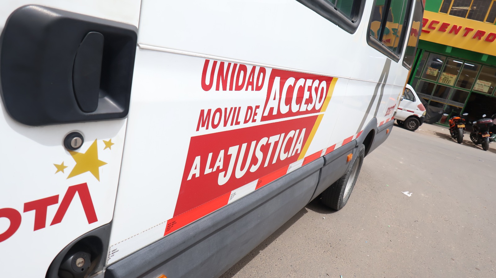 Del escritorio al territorio: Marcela Pabón, la mujer que lleva esperanza y justicia a los barrios de Bogotá Del escritorio al territorio: Marcela Pabón, la mujer que lleva esperanza y justicia a los barrios de Bogotá