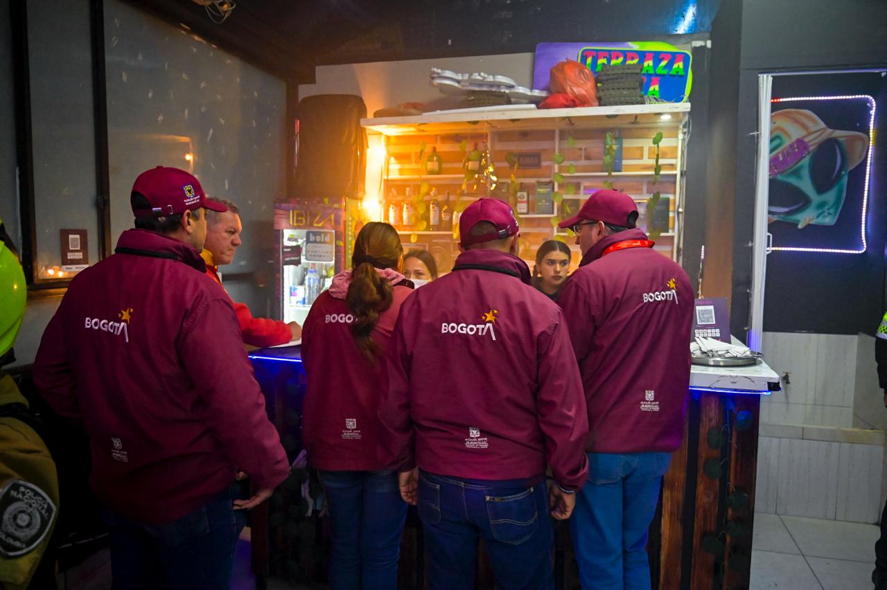Megatoma en Bosa: hallan a una menor consumiendo licor junto a su padre en un bar Megatoma en Bosa: hallan a una menor consumiendo licor junto a su padre en un bar