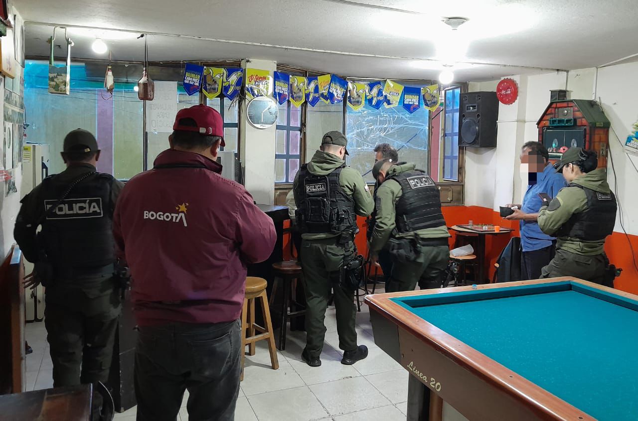Autoridades restablecen derechos a un menor encontrado consumiendo licor en un billar durante una megatoma en Ciudad Bolívar Autoridades restablecen derechos a un menor encontrado consumiendo licor en un billar durante una megatoma en Ciudad Bolívar