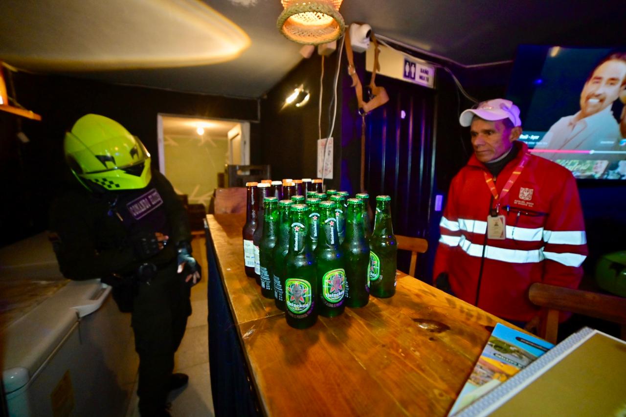 Al descubierto decenas de cervezas vencidas desde 2024 que estaban siendo comercializadas a clientes en bares de Fontibó Al descubierto decenas de cervezas vencidas desde 2024 que estaban siendo comercializadas a clientes en bares de Fontibó