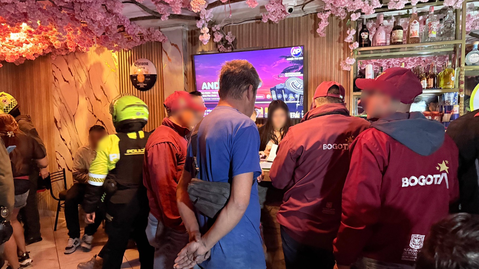Tenía prisión domiciliaria y fue hallada de fiesta en medio de una Megatoma Tenía prisión domiciliaria y fue hallada de fiesta en medio de una Megatoma