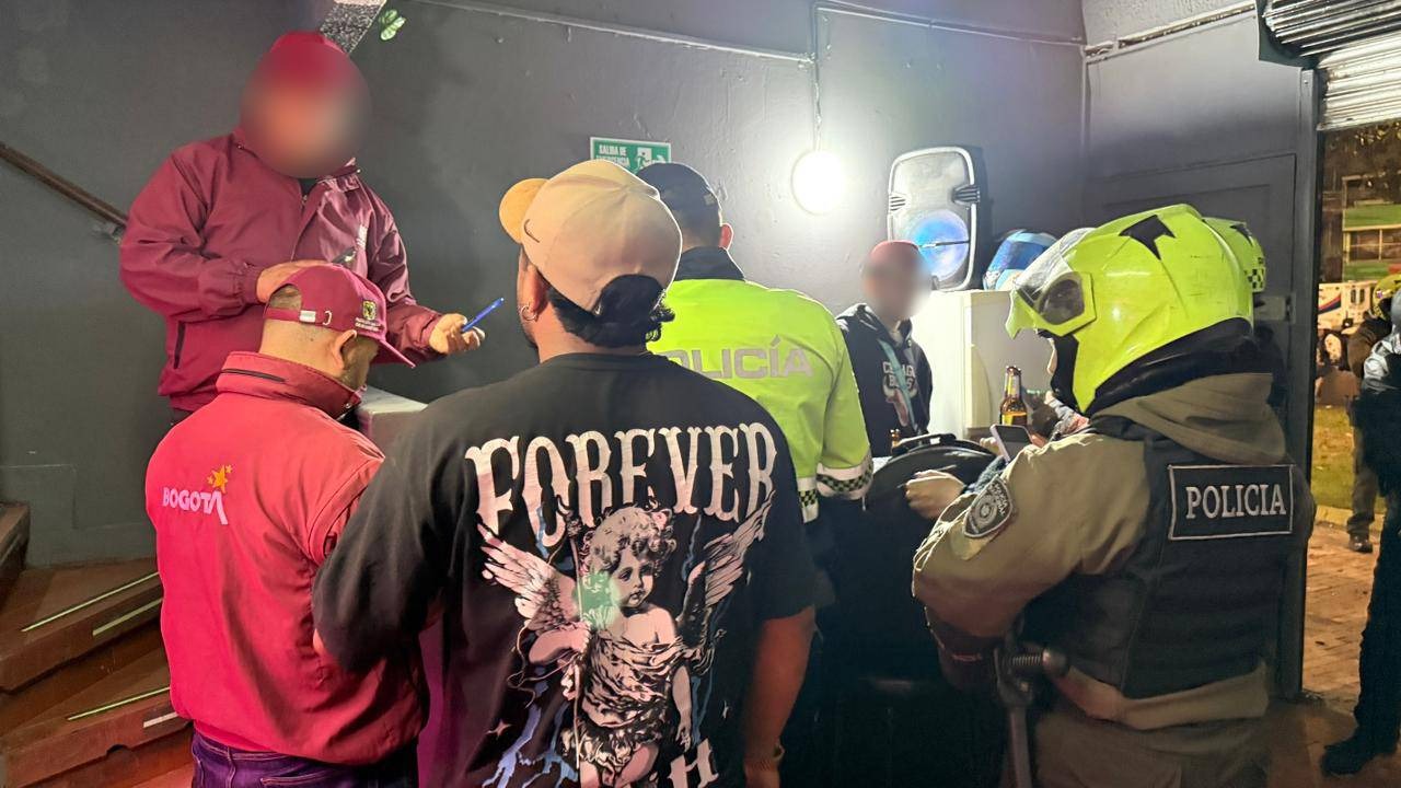 Tenía prisión domiciliaria y fue hallada de fiesta en medio de una Megatoma Tenía prisión domiciliaria y fue hallada de fiesta en medio de una Megatoma