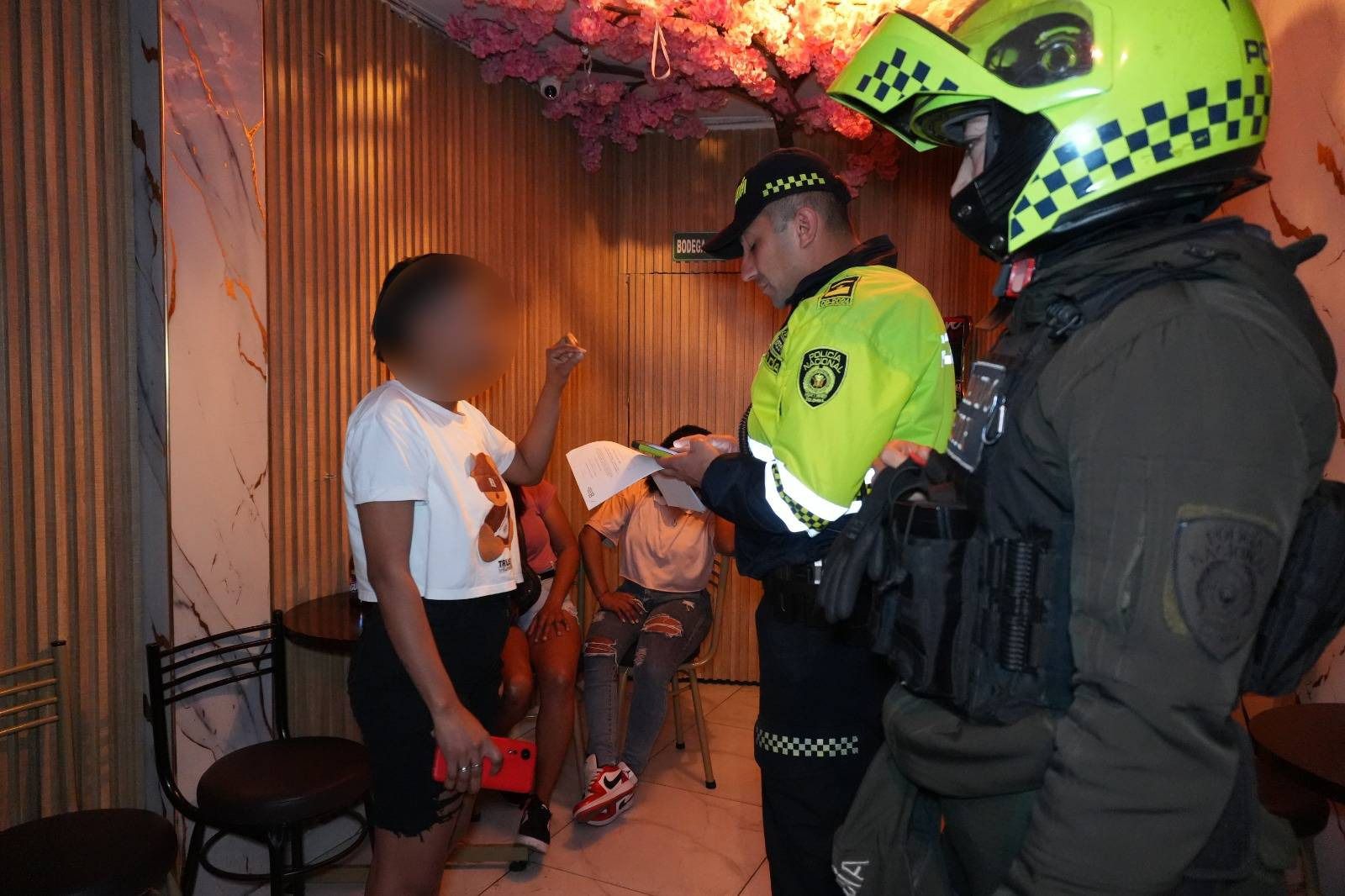 Tenía prisión domiciliaria y fue hallada de fiesta en medio de una Megatoma Tenía prisión domiciliaria y fue hallada de fiesta en medio de una Megatoma