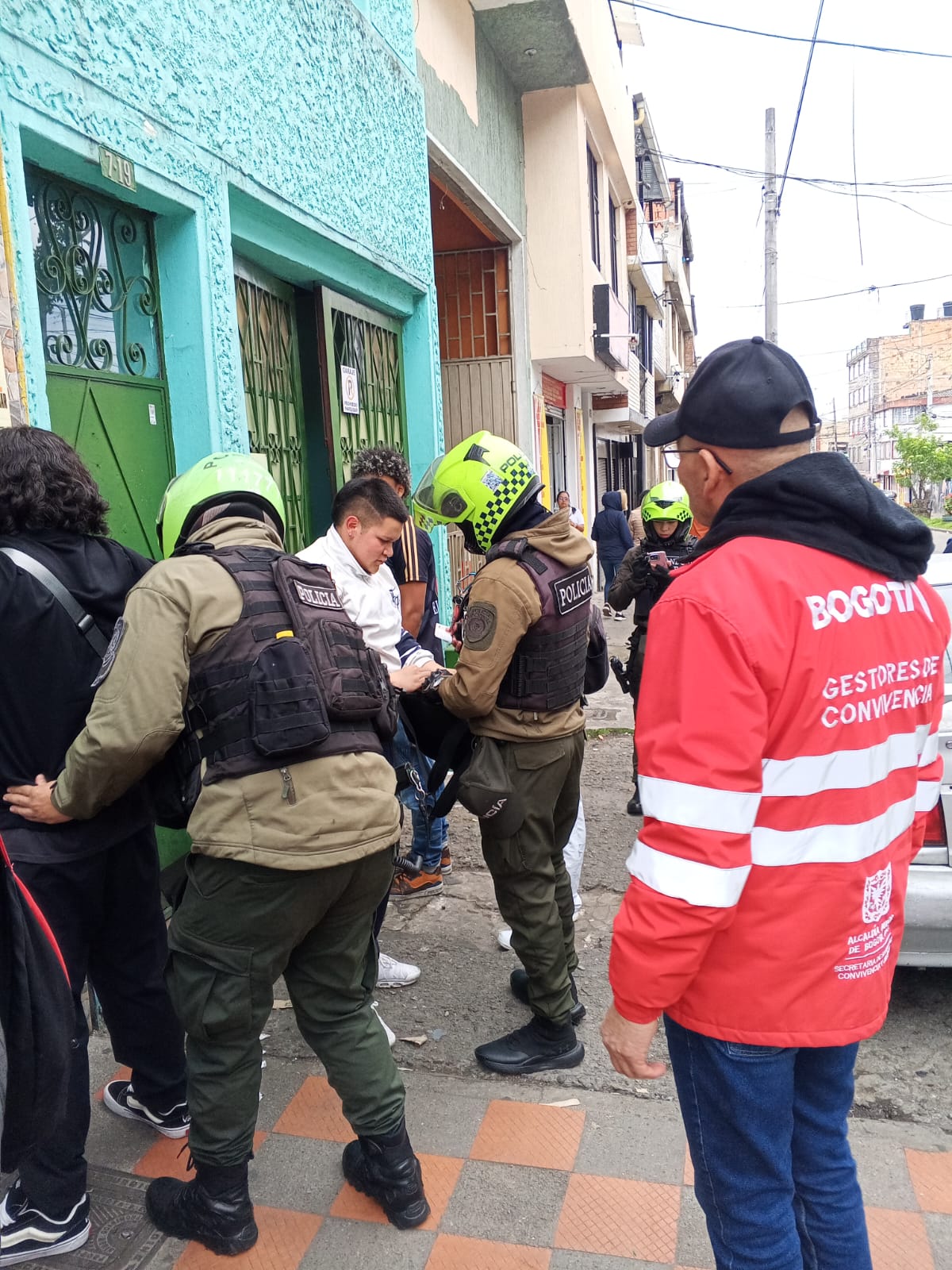 Hallados licor de contrabando y cervezas vencidas en megatoma en San Cristóbal Operativo de licor de contrabando en San Cristóbal