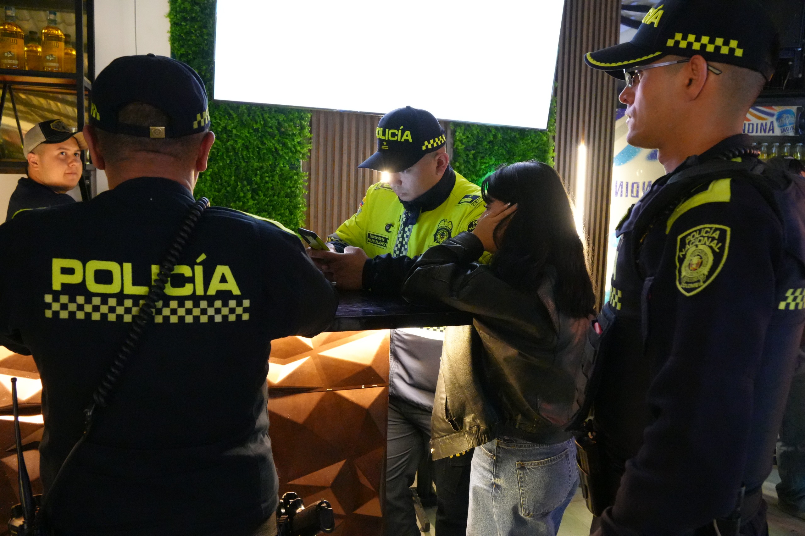 Menores de edad sorprendidas consumiendo alcohol en bar de la zona universitaria de Chapinero Menores de edad sorprendidas consumiendo alcohol en bar de la zona universitaria de Chapinero