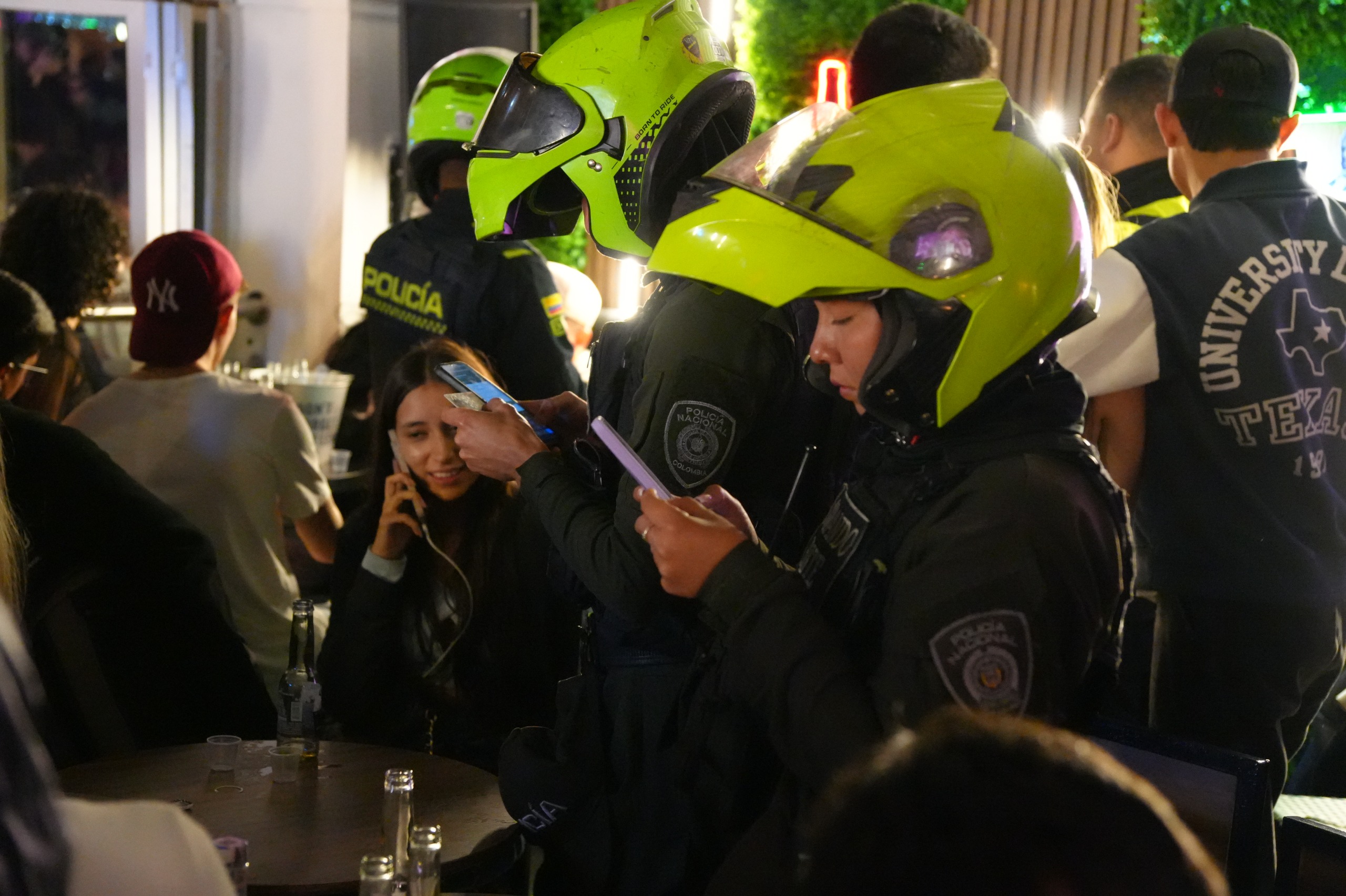 Menores de edad sorprendidas consumiendo alcohol en bar de la zona universitaria de Chapinero Menores de edad sorprendidas consumiendo alcohol en bar de la zona universitaria de Chapinero