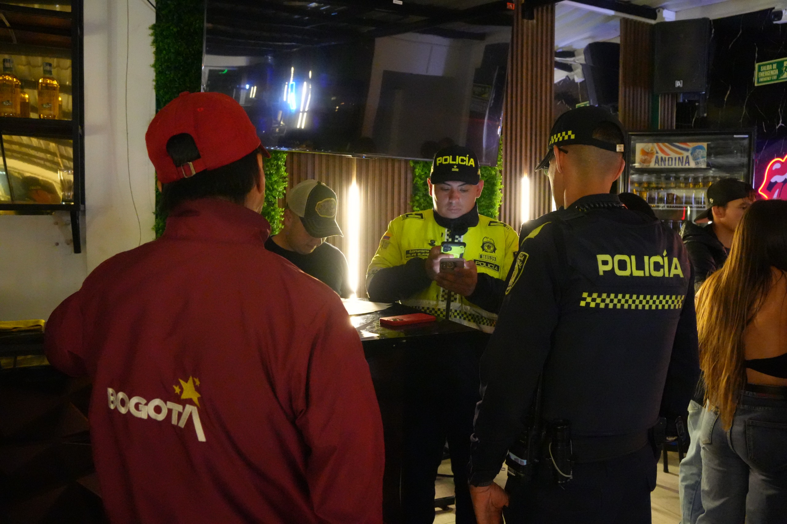 Menores de edad sorprendidas consumiendo alcohol en bar de la zona universitaria de Chapinero Menores de edad sorprendidas consumiendo alcohol en bar de la zona universitaria de Chapinero
