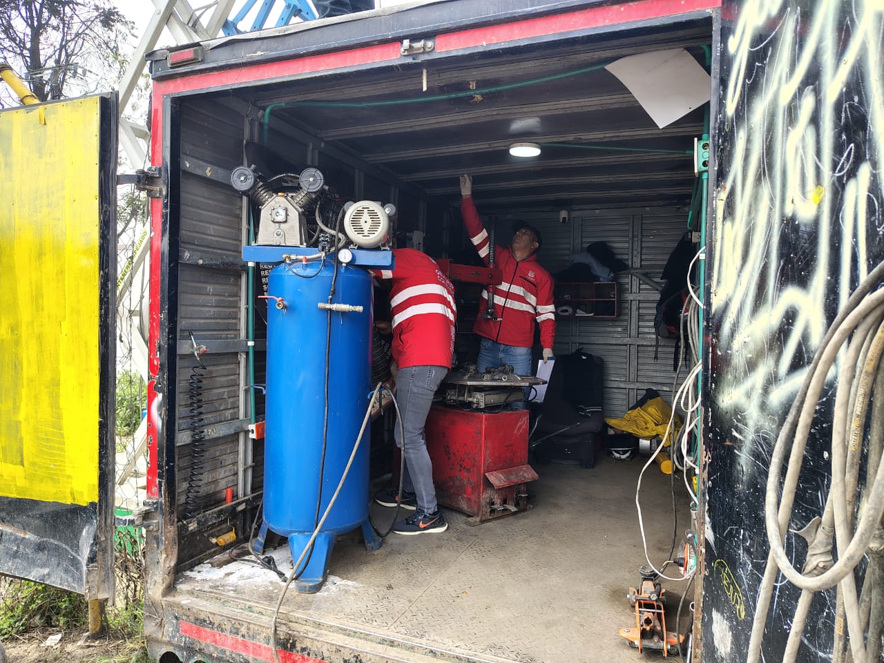 Sellado contenedor acondicionado como montallantas en Fontibón en ofensiva contra los ‘pinchallantas’: se hallaron pitos y taches Sellado contenedor acondicionado como montallantas en Fontibón en ofensiva contra los ‘pinchallantas’: se hallaron pitos y taches