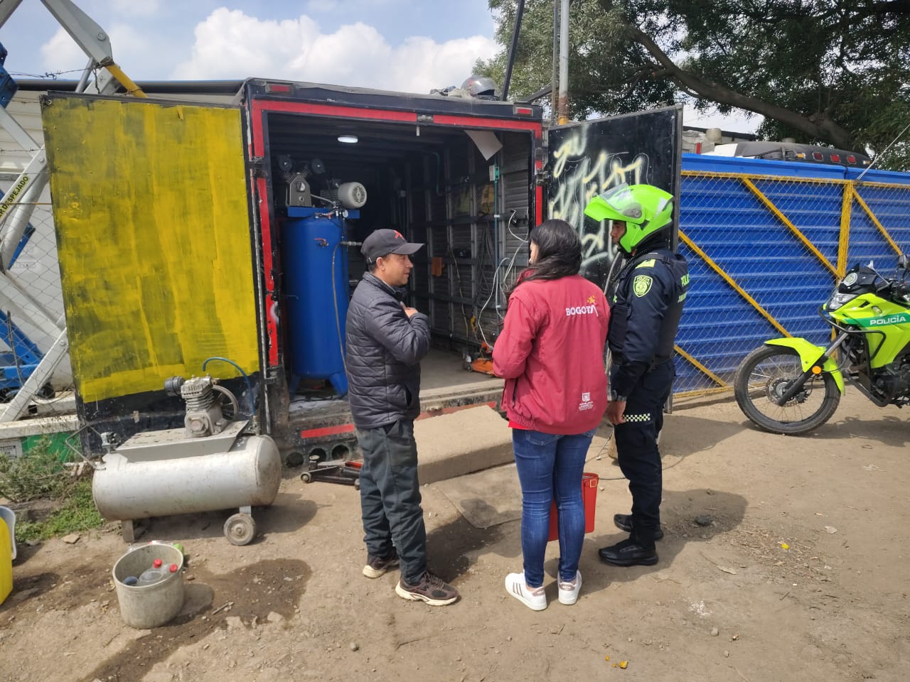 Sellado contenedor acondicionado como montallantas en Fontibón en ofensiva contra los ‘pinchallantas’: se hallaron pitos y taches Sellado contenedor acondicionado como montallantas en Fontibón en ofensiva contra los ‘pinchallantas’: se hallaron pitos y taches