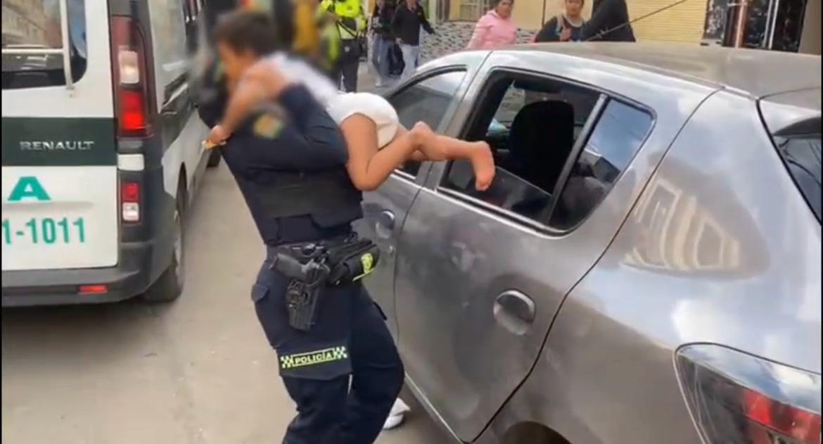 Niño de 2 años fue rescatado tras permanecer solo y encerrado durante 7 horas dentro de un vehículo en La Favorita Niño de 2 años fue rescatado tras permanecer solo y encerrado durante 7 horas dentro de un vehículo en La Favorita