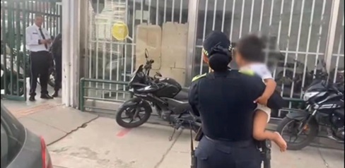 Niño de 2 años fue rescatado tras permanecer solo y encerrado durante 7 horas dentro de un vehículo en La Favorita Niño de 2 años fue rescatado tras permanecer solo y encerrado durante 7 horas dentro de un vehículo en La Favorita