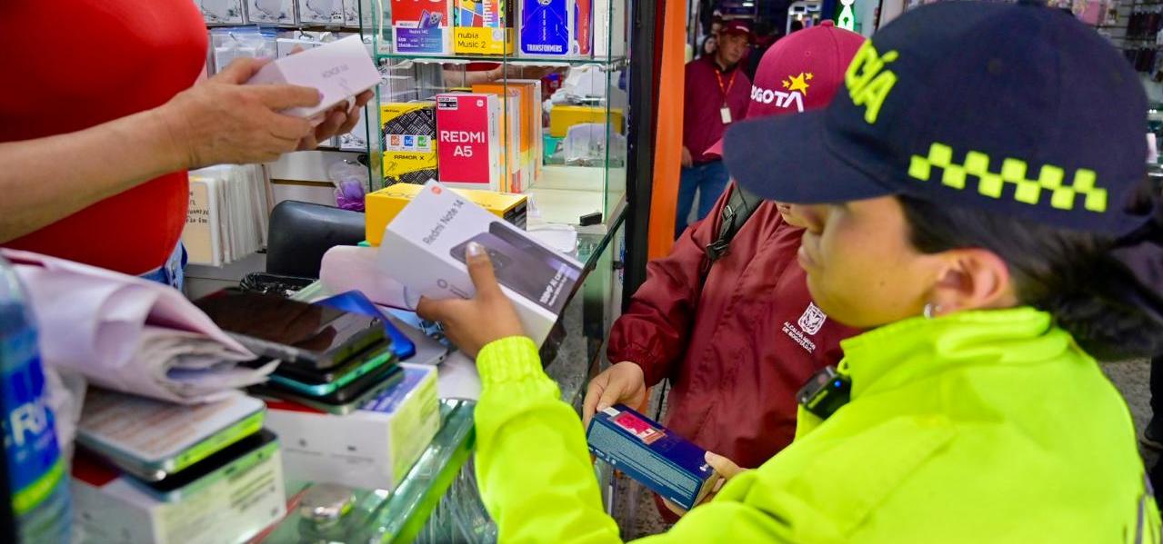 Operativo de inspección, vigilancia y control a establecimientos de compra y venta de celulares. Operativo de inspección, vigilancia y control a establecimientos de compra y venta de celulares.