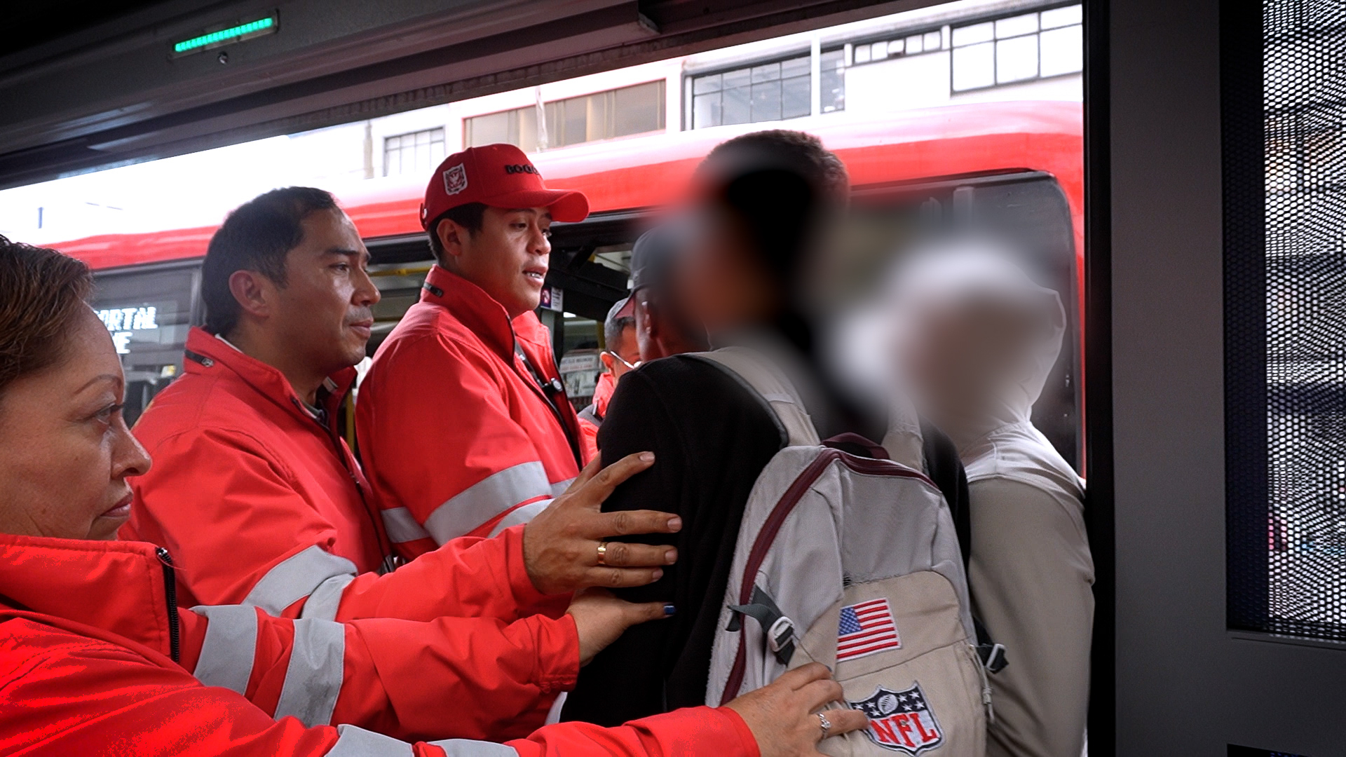 Operativo en la troncal Caracas de TransMilenio deja armas incautadas y comparendos Operativo en la troncal Caracas de TransMilenio deja armas incautadas y comparendos
