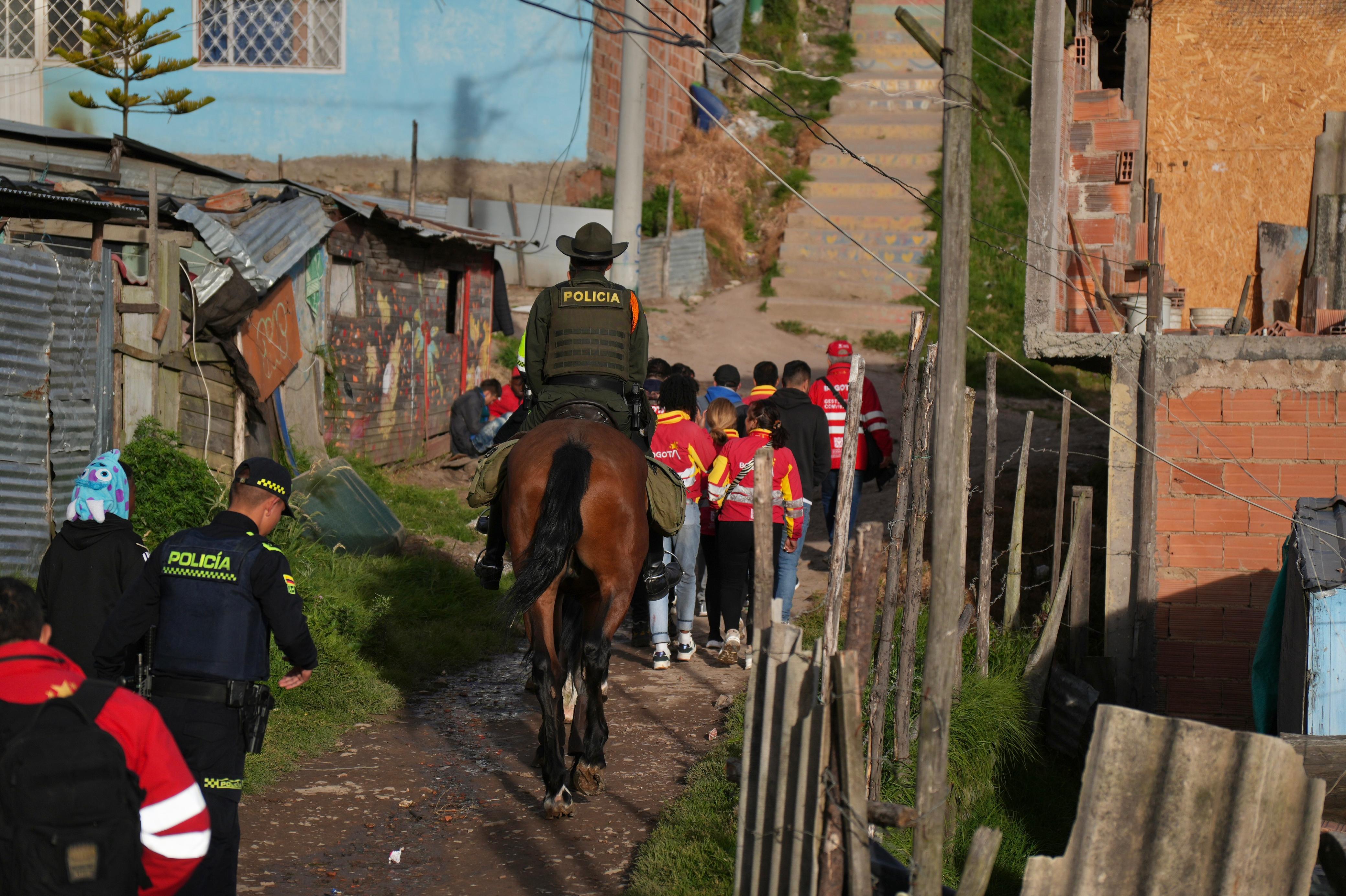 Autoridades refuerzan la seguridad en Juan Rey, en San Cristóbal, en operativo para combatir a los tierreros Autoridades refuerzan la seguridad en Juan Rey, en San Cristóbal, en operativo para combatir a los tierreros
