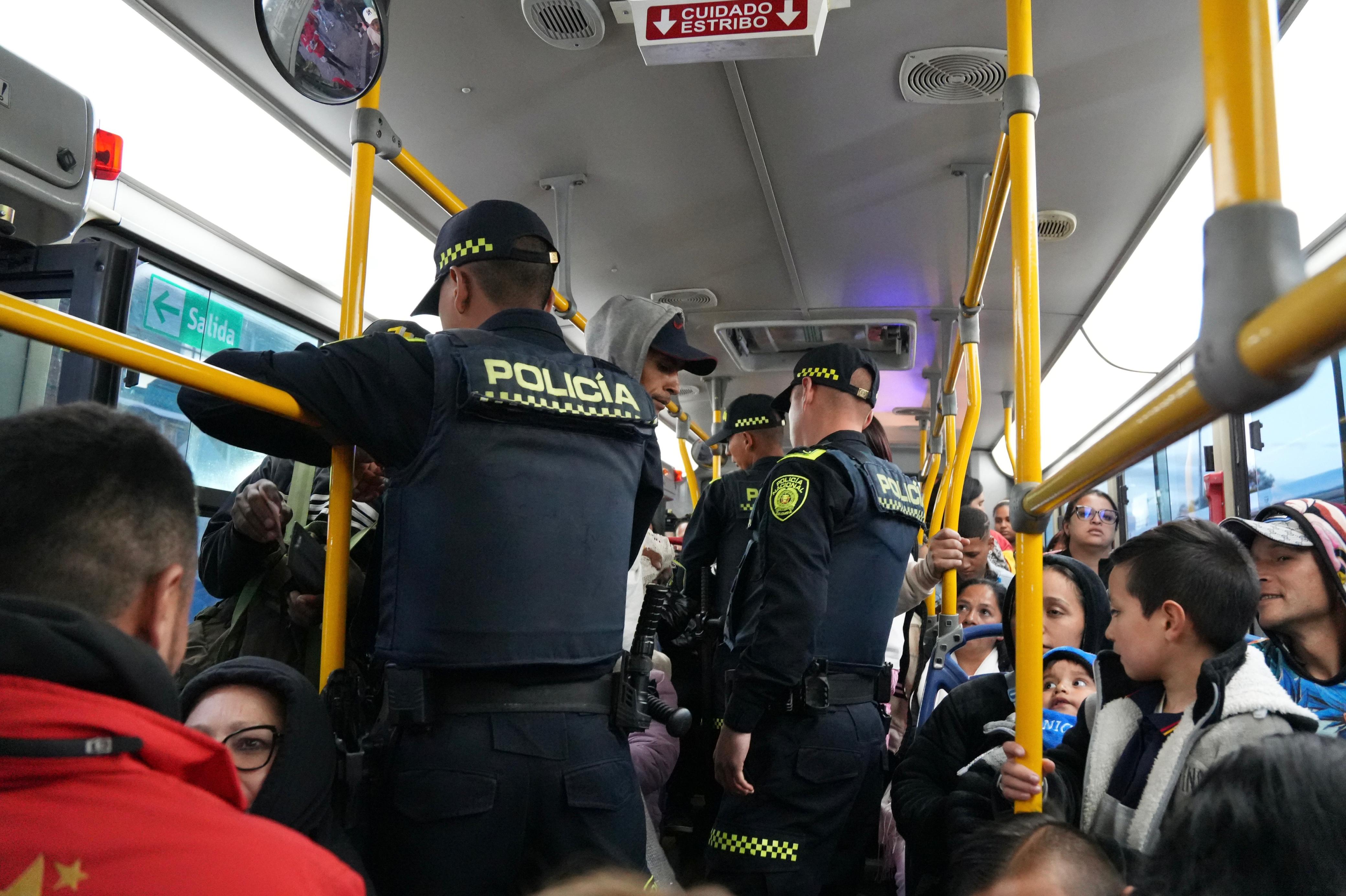 Autoridades refuerzan la seguridad en Juan Rey, en San Cristóbal, en operativo para combatir a los tierreros https://scj.gov.co/prensa/noticias/autoridades-refuerzan-la-seguridad-en-juan-rey-en-san-cristobal-en-operativo-para