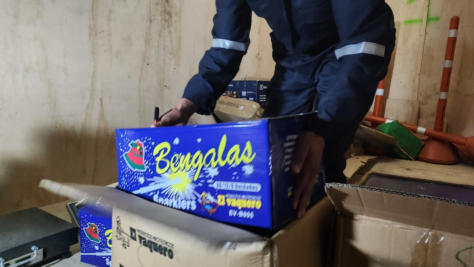 Sigue la incautación de pólvora en Bogotá: 740 kilos encontrados en un camión Sigue la incautación de pólvora en Bogotá: 740 kilos encontrados en un camión