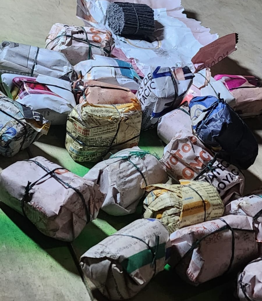 En una labor de inspección, la patrulla ‘Anti-Pólvora’ de la Policía logró incautar 740 kilos de material pirotécnico que estaba siendo transportado de manera irregular en un camión. Los hechos ocurrieron en el barrio La Estancia, en la localidad de Ciudad Bolívar. A eso de las 8:00 de la noche, los uniformados se encontraban inspeccionando los locales ubicados en la zona y sensibilizando a la comunidad sobre la prohibición de la comercialización de la pólvora, según el Decreto 2174 de 2023. En medio del operativo observaron un camión que tenía señales de material peligroso. Algo que llamó la atención de la Policía. Y, en efecto, adelantaron la revisión y encontraron cajas y pacas de ‘volcanes’, pacas de ‘bengala’, ‘voladores’, ‘mecha volador’ y otros elementos pirotécnicos que están avaluados en más de 30 millones de pesos. Durante el proceso de incautación, los dueños de la pólvora discutieron con los uniformados. Sin embargo, la Policía continuó con el procedimiento e impuso el comparendo correspondi En una labor de inspección, la patrulla ‘Anti-Pólvora’ de la Policía logró incautar 740 kilos de material pirotécnico que estaba siendo transportado de manera irregular en un camión. Los hechos ocurrieron en el barrio La Estancia, en la localidad de Ciudad Bolívar. A eso de las 8:00 de la noche, los uniformados se encontraban inspeccionando los locales ubicados en la zona y sensibilizando a la comunidad sobre la prohibición de la comercialización de la pólvora, según el Decreto 2174 de 2023. En medio del operativo observaron un camión que tenía señales de material peligroso. Algo que llamó la atención de la Policía. Y, en efecto, adelantaron la revisión y encontraron cajas y pacas de ‘volcanes’, pacas de ‘bengala’, ‘voladores’, ‘mecha volador’ y otros elementos pirotécnicos que están avaluados en más de 30 millones de pesos. Durante el proceso de incautación, los dueños de la pólvora discutieron con los uniformados. Sin embargo, la Policía continuó con el procedimiento e impuso el comparendo correspondiente. El Distrito y la Policía seguirán adelantando la estrategia de seguridad, dignidad y democracia ‘Una Navidad Segura’. Todo con el propósito de evitar que la comunidad se vea afectada por los irresponsables que almacenan y comercializan pólvora. “Es un material sumamente peligroso, y aglomerado es un riesgo latente. Los irresponsables no miden el riesgo, la más mínima chispa, el más mínimo aumento de temperatura puede hacer que ese material explote. Los que viven al lado de estos irresponsables deben denunciar de manera oportuna, esto puede salvar sus vidas y su patrimonio”, aseguró el secretario de Seguridad, César Restrepo. La Secretaría también recuerda que puede alertar a la Línea 123 si ve a cualquier sujeto cometiendo este tipo de irregularidades.
