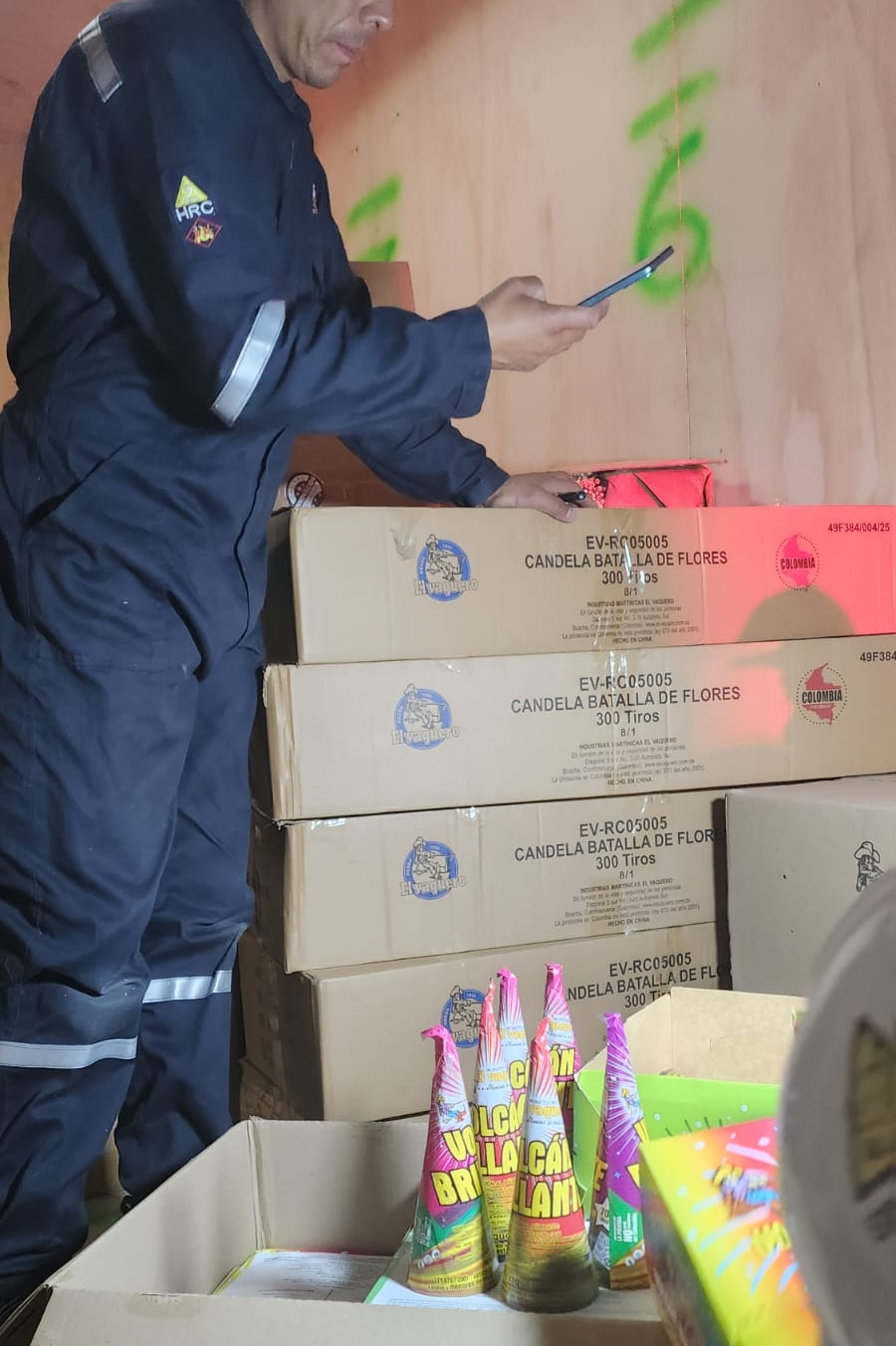En una labor de inspección, la patrulla ‘Anti-Pólvora’ de la Policía logró incautar 740 kilos de material pirotécnico que estaba siendo transportado de manera irregular en un camión. Los hechos ocurrieron en el barrio La Estancia, en la localidad de Ciudad Bolívar. A eso de las 8:00 de la noche, los uniformados se encontraban inspeccionando los locales ubicados en la zona y sensibilizando a la comunidad sobre la prohibición de la comercialización de la pólvora, según el Decreto 2174 de 2023. En medio del operativo observaron un camión que tenía señales de material peligroso. Algo que llamó la atención de la Policía. Y, en efecto, adelantaron la revisión y encontraron cajas y pacas de ‘volcanes’, pacas de ‘bengala’, ‘voladores’, ‘mecha volador’ y otros elementos pirotécnicos que están avaluados en más de 30 millones de pesos. Durante el proceso de incautación, los dueños de la pólvora discutieron con los uniformados. Sin embargo, la Policía continuó con el procedimiento e impuso el comparendo correspondi En una labor de inspección, la patrulla ‘Anti-Pólvora’ de la Policía logró incautar 740 kilos de material pirotécnico que estaba siendo transportado de manera irregular en un camión. Los hechos ocurrieron en el barrio La Estancia, en la localidad de Ciudad Bolívar. A eso de las 8:00 de la noche, los uniformados se encontraban inspeccionando los locales ubicados en la zona y sensibilizando a la comunidad sobre la prohibición de la comercialización de la pólvora, según el Decreto 2174 de 2023. En medio del operativo observaron un camión que tenía señales de material peligroso. Algo que llamó la atención de la Policía. Y, en efecto, adelantaron la revisión y encontraron cajas y pacas de ‘volcanes’, pacas de ‘bengala’, ‘voladores’, ‘mecha volador’ y otros elementos pirotécnicos que están avaluados en más de 30 millones de pesos. Durante el proceso de incautación, los dueños de la pólvora discutieron con los uniformados. Sin embargo, la Policía continuó con el procedimiento e impuso el comparendo correspondiente. El Distrito y la Policía seguirán adelantando la estrategia de seguridad, dignidad y democracia ‘Una Navidad Segura’. Todo con el propósito de evitar que la comunidad se vea afectada por los irresponsables que almacenan y comercializan pólvora. “Es un material sumamente peligroso, y aglomerado es un riesgo latente. Los irresponsables no miden el riesgo, la más mínima chispa, el más mínimo aumento de temperatura puede hacer que ese material explote. Los que viven al lado de estos irresponsables deben denunciar de manera oportuna, esto puede salvar sus vidas y su patrimonio”, aseguró el secretario de Seguridad, César Restrepo. La Secretaría también recuerda que puede alertar a la Línea 123 si ve a cualquier sujeto cometiendo este tipo de irregularidades.
