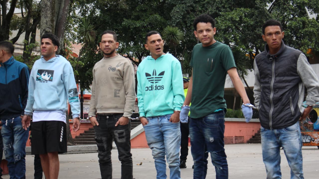Oculta en bancas, árboles y hasta en la fachada de la iglesia: así operaban los expendedores del Parque Santander capturados en Bogotá Seis hombres capturados y esposados entre si
