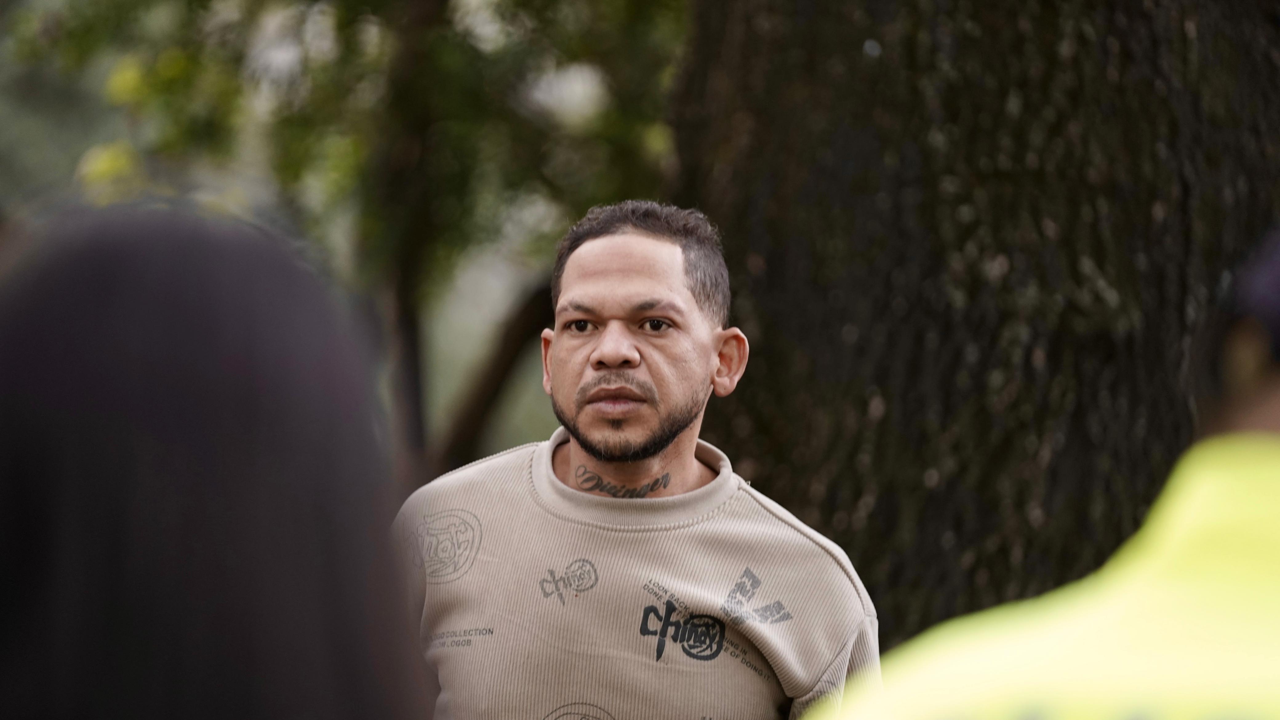 Oculta en bancas, árboles y hasta en la fachada de la iglesia: así operaban los expendedores del Parque Santander capturados en Bogotá Hombre en la calle