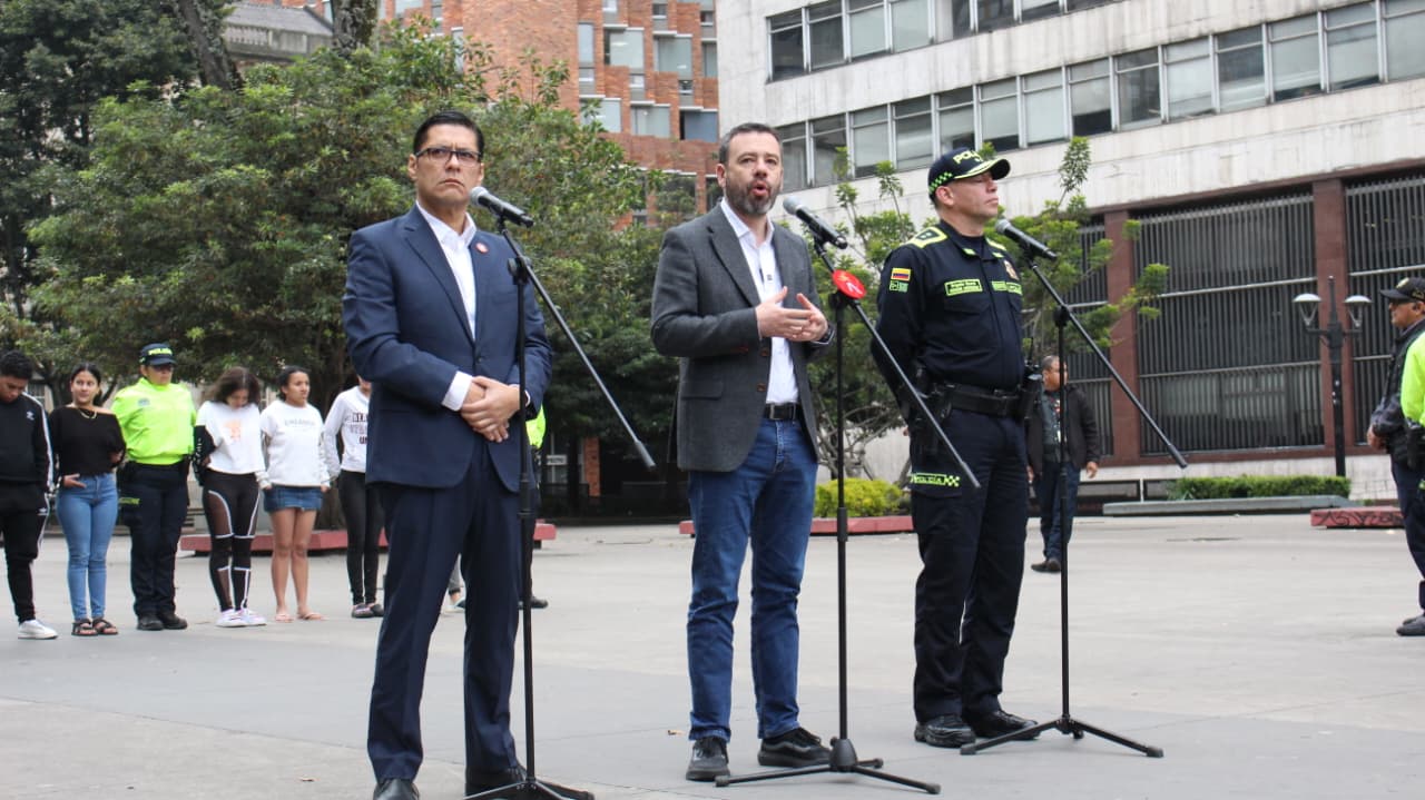 Oculta en bancas, árboles y hasta en la fachada de la iglesia: así operaban los expendedores del Parque Santander capturados en Bogotá Alcalde de Bogotá dando un discurso junto con el Secretario y un policía