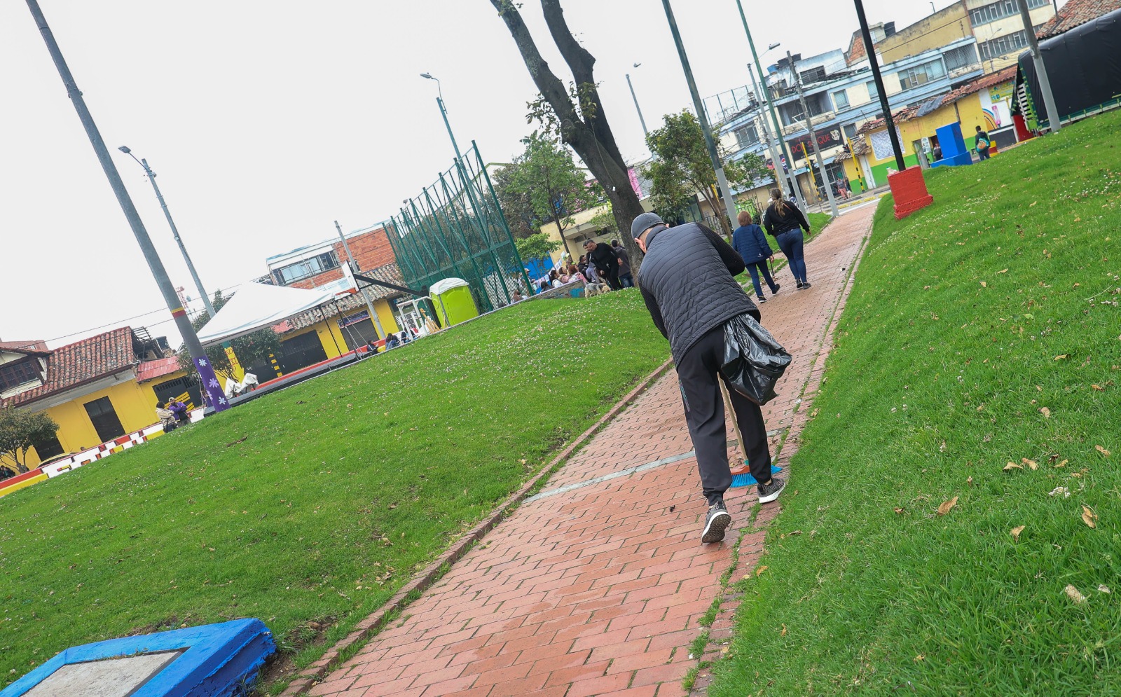 Ciudadanos saldaron comparendos por convivencia con jornada de recuperación del parque de Las Cruces, en Santa Fe Ciudadanos saldaron comparendos por convivencia con jornada de recuperación del parque de Las Cruces, en Santa Fe