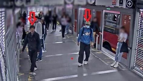 La Policía Metropolitana de Bogotá, a través del Grupo de Transporte Masivo TransMilenio, logró la captura de tres personas en la estación Nariño por el delito de hurto. Mediante voces de auxilio, varias personas informaron a los uniformados que un grupo de presuntos delincuentes, bajo la modalidad de 'cosquilleo', habría sustraído varios celulares dentro de un articulado. De manera inmediata, las patrullas ubicaron a los sospechosos y emprendieron la persecución. Al ser interceptados, los hombres agredieron a los uniformados con armas cortopunzantes, por lo que, con el apoyo de otras unidades policiales y de la comunidad, fueron detenidos. Los capturados fueron puestos a disposición de la autoridad competente donde un juez de la República les dictó medida de aseguramiento en centro carcelario debido a su reincidencia. Es de anotar que estas personas presentan anotaciones por los delitos de hurto calificado y lesiones personales; además, uno de ellos había estado en prisión por estos mismos delitos. En La Policía Metropolitana de Bogotá, a través del Grupo de Transporte Masivo TransMilenio, logró la captura de tres personas en la estación Nariño por el delito de hurto. Mediante voces de auxilio, varias personas informaron a los uniformados que un grupo de presuntos delincuentes, bajo la modalidad de 'cosquilleo', habría sustraído varios celulares dentro de un articulado. De manera inmediata, las patrullas ubicaron a los sospechosos y emprendieron la persecución. Al ser interceptados, los hombres agredieron a los uniformados con armas cortopunzantes, por lo que, con el apoyo de otras unidades policiales y de la comunidad, fueron detenidos. Los capturados fueron puestos a disposición de la autoridad competente donde un juez de la República les dictó medida de aseguramiento en centro carcelario debido a su reincidencia. Es de anotar que estas personas presentan anotaciones por los delitos de hurto calificado y lesiones personales; además, uno de ellos había estado en prisión por estos mismos delitos. En lo corrido del año 2025 se ha realizado la captura de 1.935 personas por diferentes delitos, así como la desarticulación de 59 grupos de delincuencia común organizada y la incautación de seis armas de fuego. La Secretaría Distrital de Seguridad reitera el llamado a la ciudadanía de alertar a la Línea 123 cualquier hecho delictivo que requiera atención inmediata.