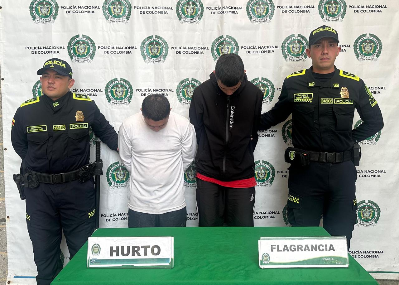 Persecución policial en Engativá terminó con la captura de tres delincuentes y la recuperación de mercancía hurtada Persecución policial en Engativá terminó con la captura de tres delincuentes y la recuperación de mercancía hurtada