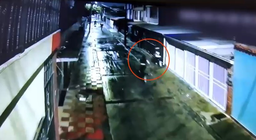 Persecución policial en Engativá terminó con la captura de tres delincuentes y la recuperación de mercancía hurtada Persecución policial en Engativá terminó con la captura de tres delincuentes y la recuperación de mercancía hurtada