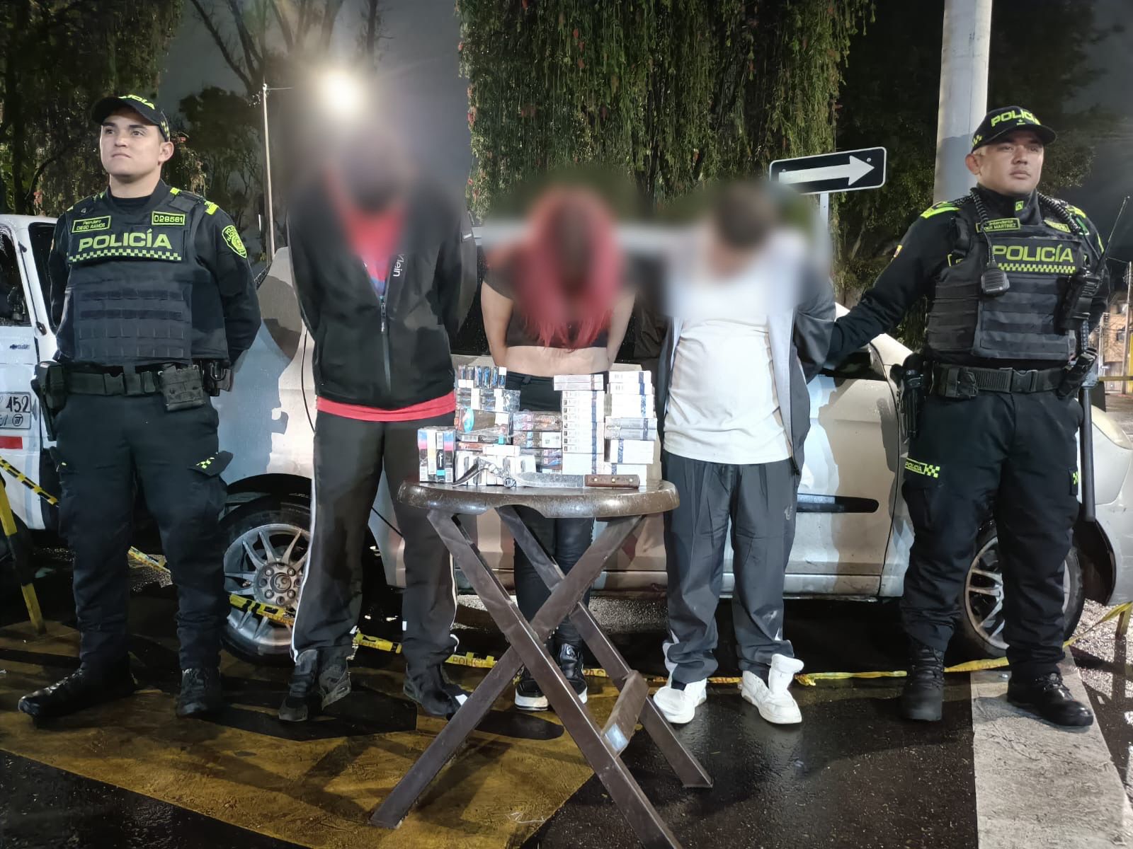 Persecución policial en Engativá terminó con la captura de tres delincuentes y la recuperación de mercancía hurtada Persecución policial en Engativá terminó con la captura de tres delincuentes y la recuperación de mercancía hurtada