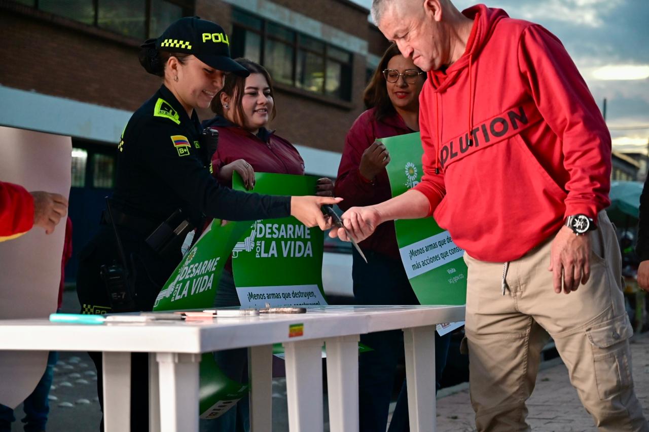En Plan Desarme comunidad de Bosa entregó armas cortopunzantes para prevenir hechos de violencia En Plan Desarme comunidad de Bosa entregó armas cortopunzantes para prevenir hechos de violencia