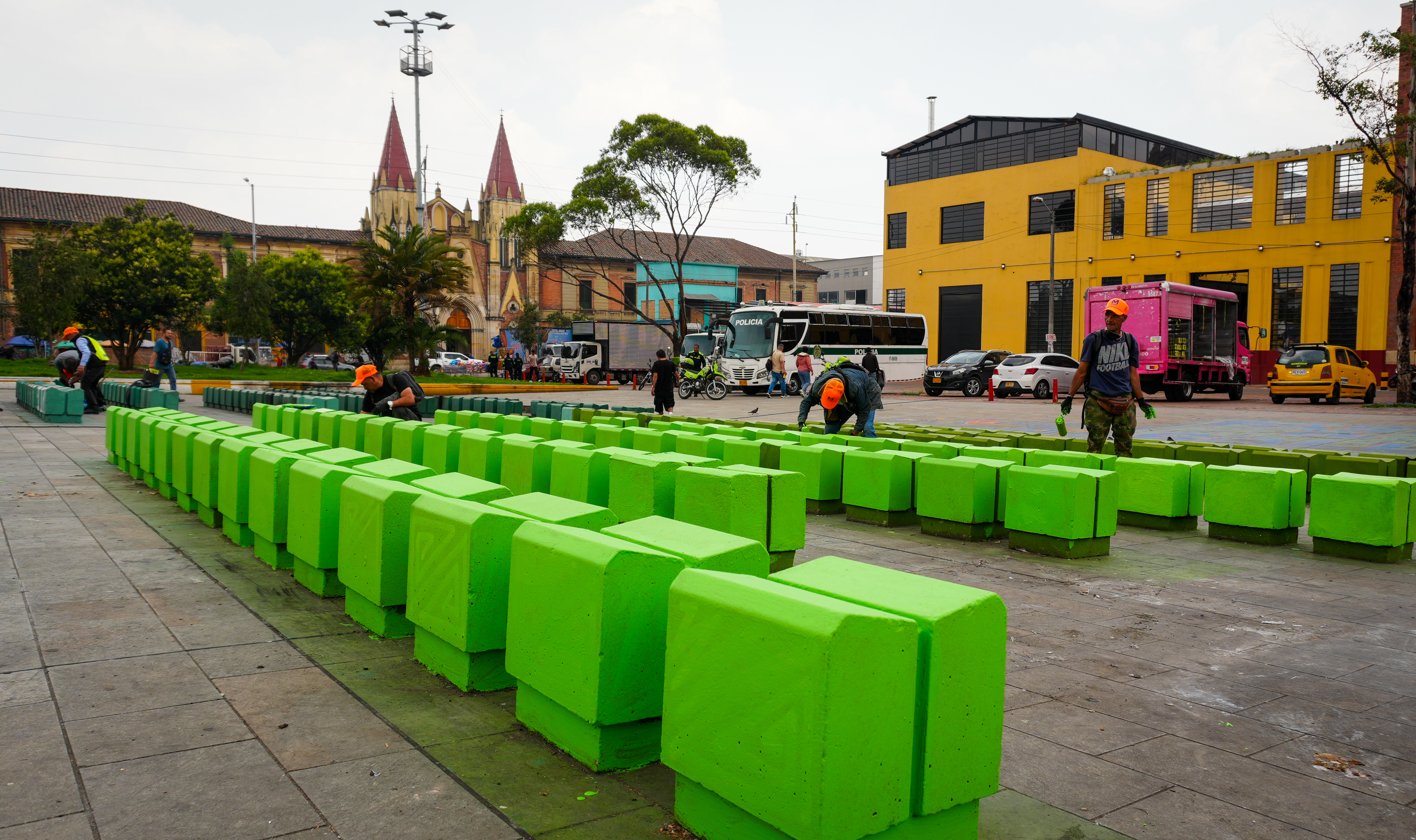 De cambuches, basura y foco de inseguridad a espacio recuperado: la nueva cara de Plaza España Hombres pintando unas sillas