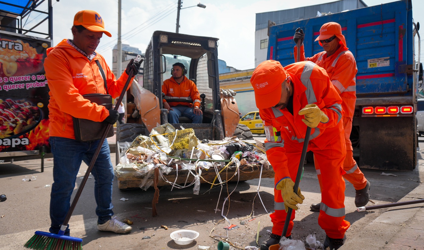 De cambuches, basura y foco de inseguridad a espacio recuperado: la nueva cara de Plaza España Hombres limpiando la calle