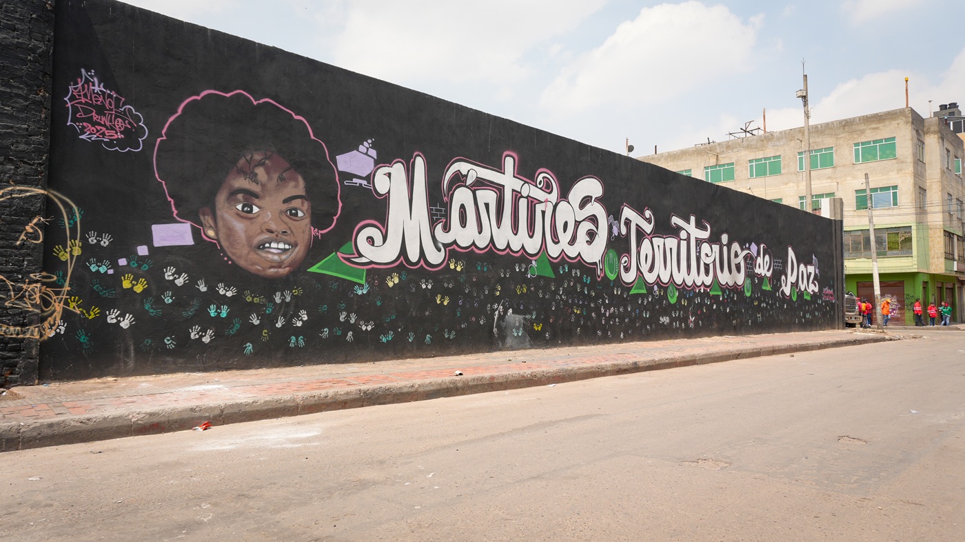 De cambuches, basura y foco de inseguridad a espacio recuperado: la nueva cara de Plaza España Grafitti en una pared